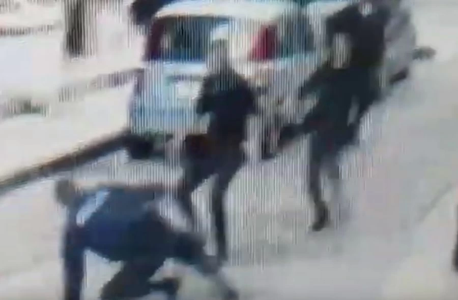 Βίντεο-ντοκουμέντο: Η στιγμή που μπράβοι ξυλοκοπούν αστυνομικό στη Θεσσαλονίκη